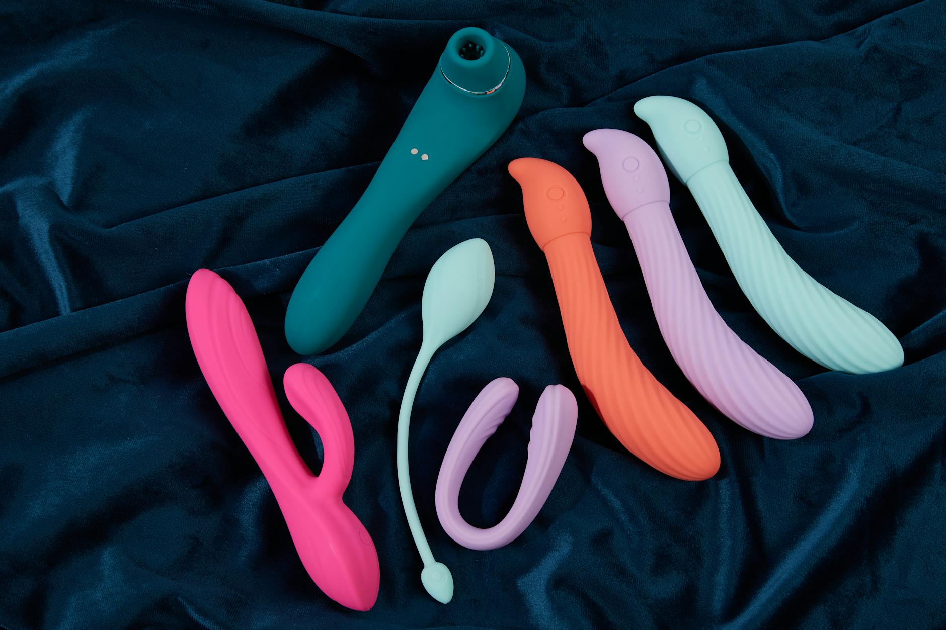 Koppel dat samen intiem moment deelt met moderne sensualiteit