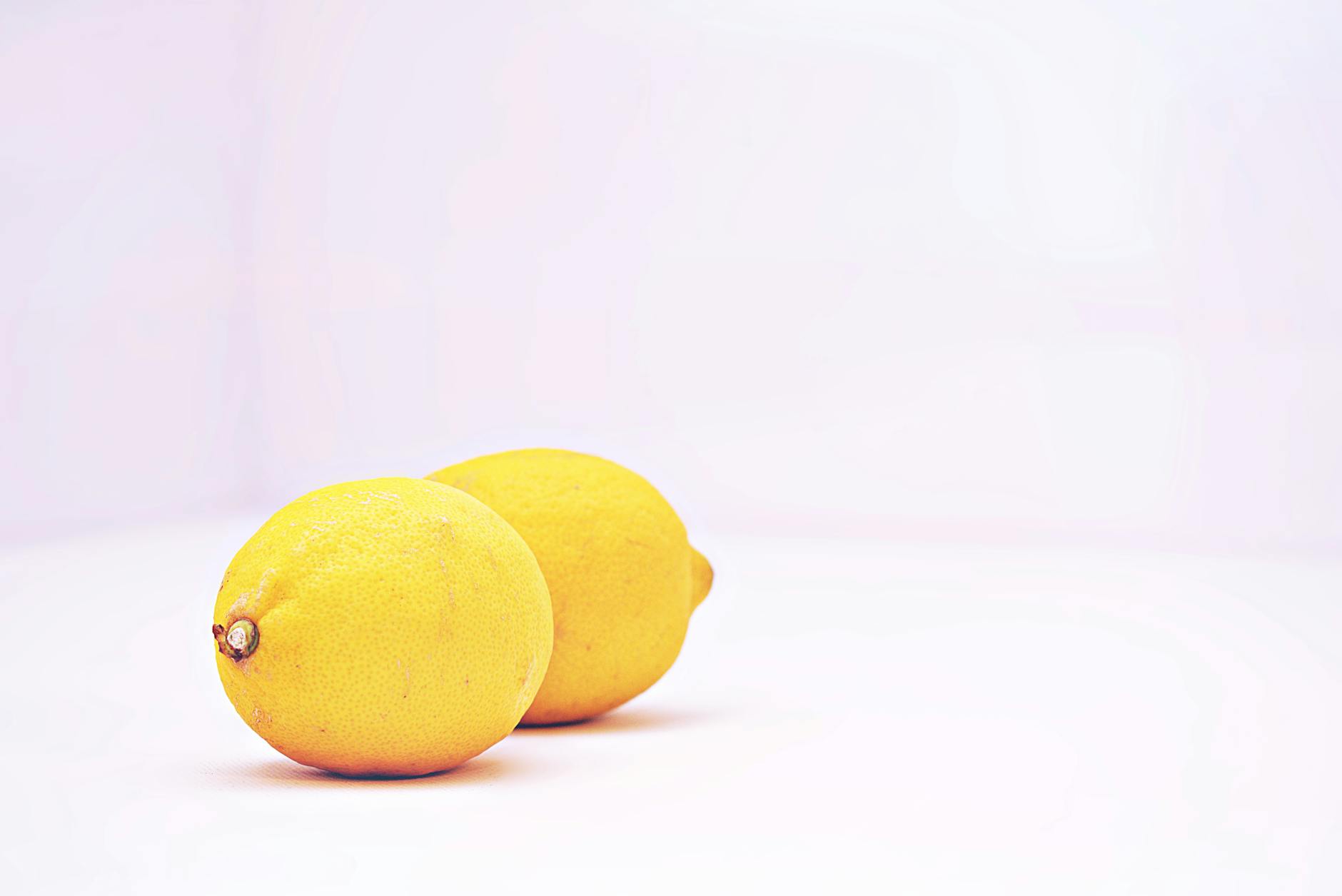 Vrouw met bril houdt twee gekleurde vibrators vast tegen een paarse achtergrond, wat intimiteit en herontdekking symboliseert