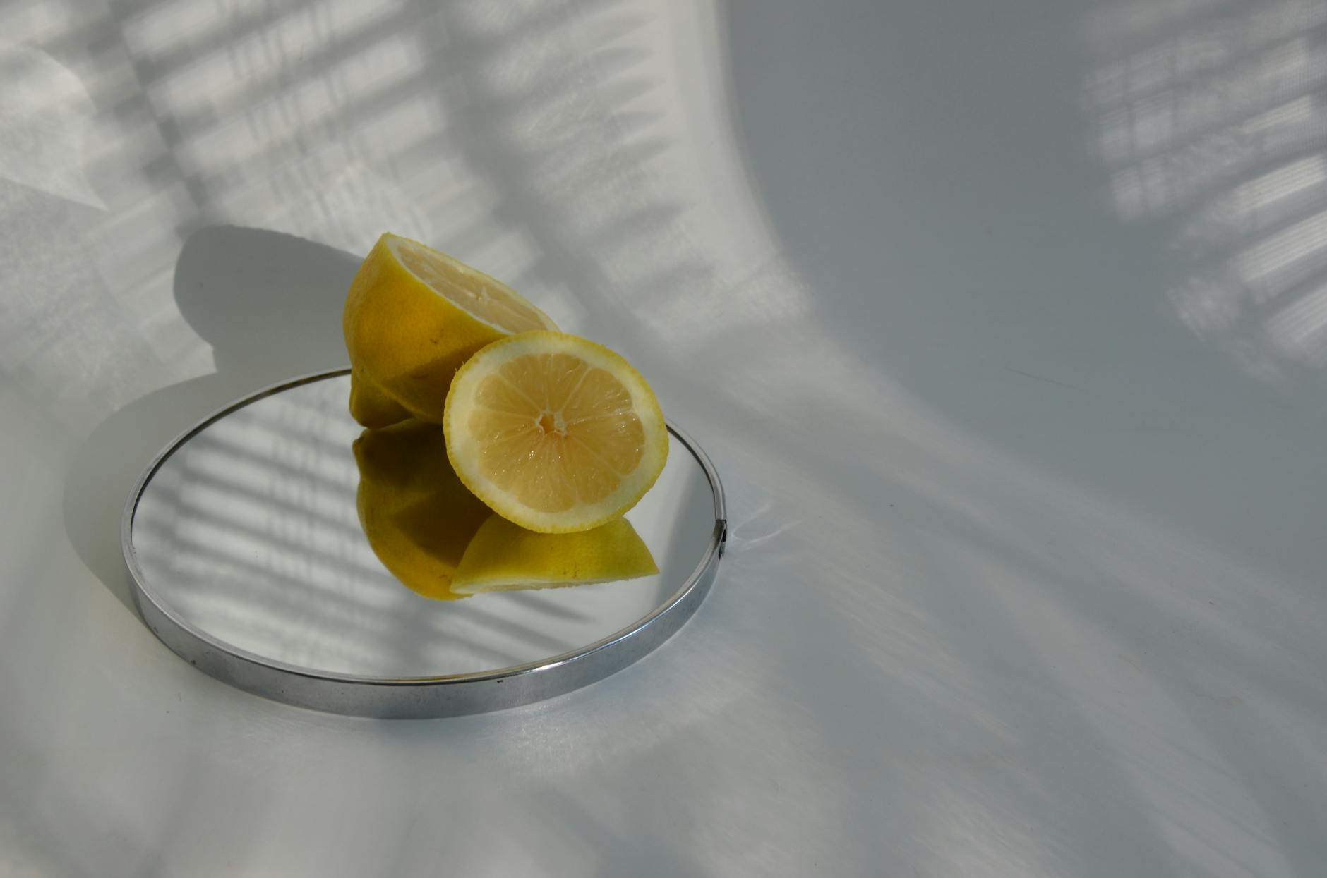 Heldergele citroenen op een zachtgroene achtergrond in een minimalistische flat lay arrangement