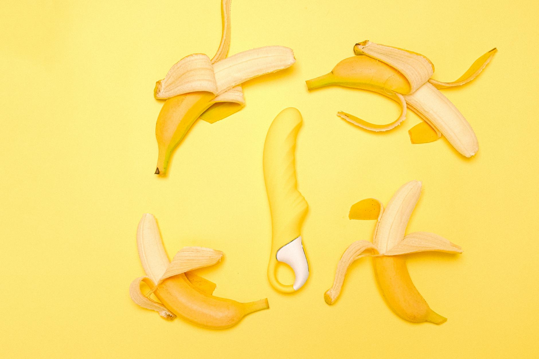 Twee handen houden zachtgekleurde siliconen vibrators vast, symboliserend gedeeld plezier en intimiteit