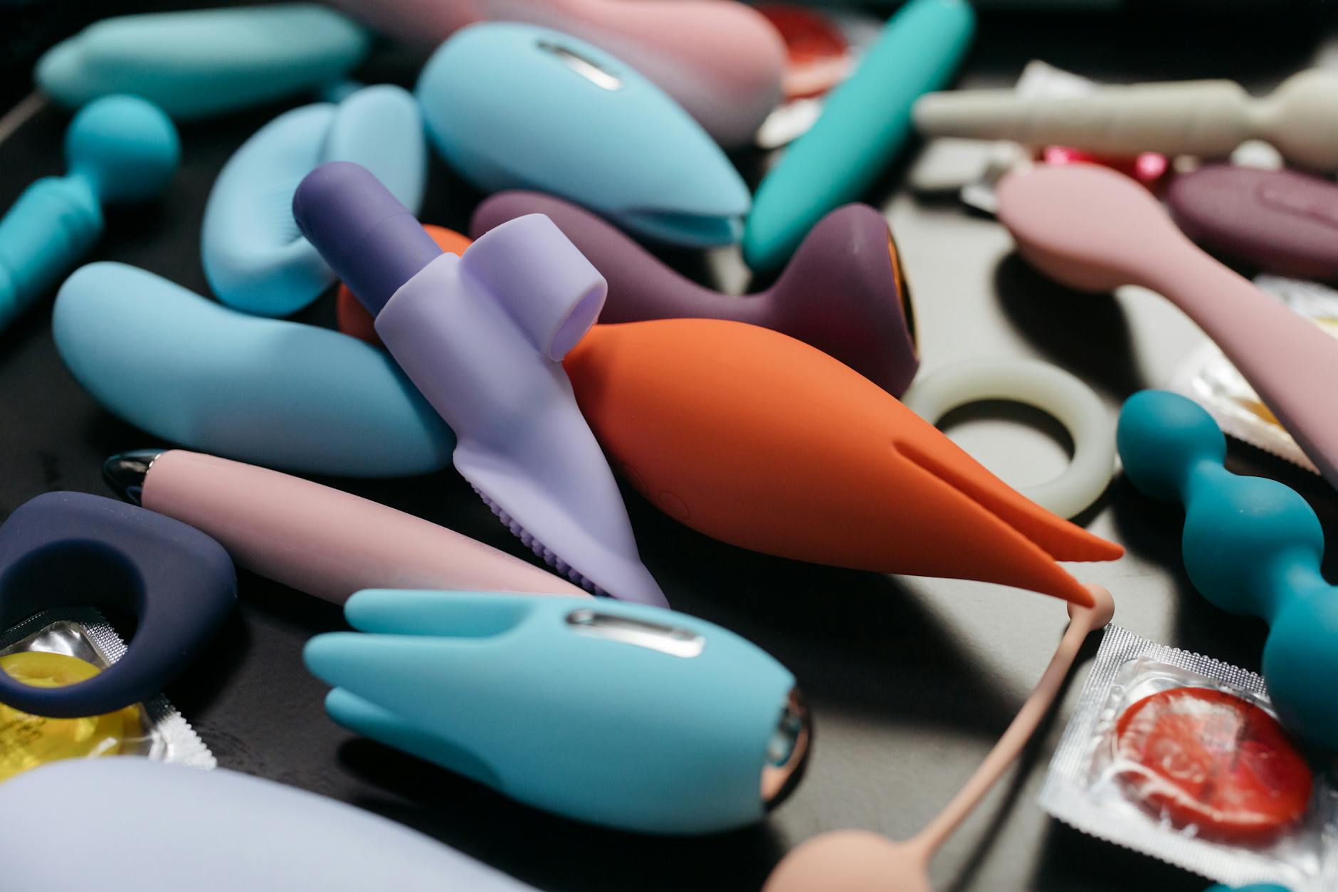Vrouw met een roze vibrator en kunstboeken op de achtergrond, wat vertegenwoordigt intieme verkenning in een langdurige relatie