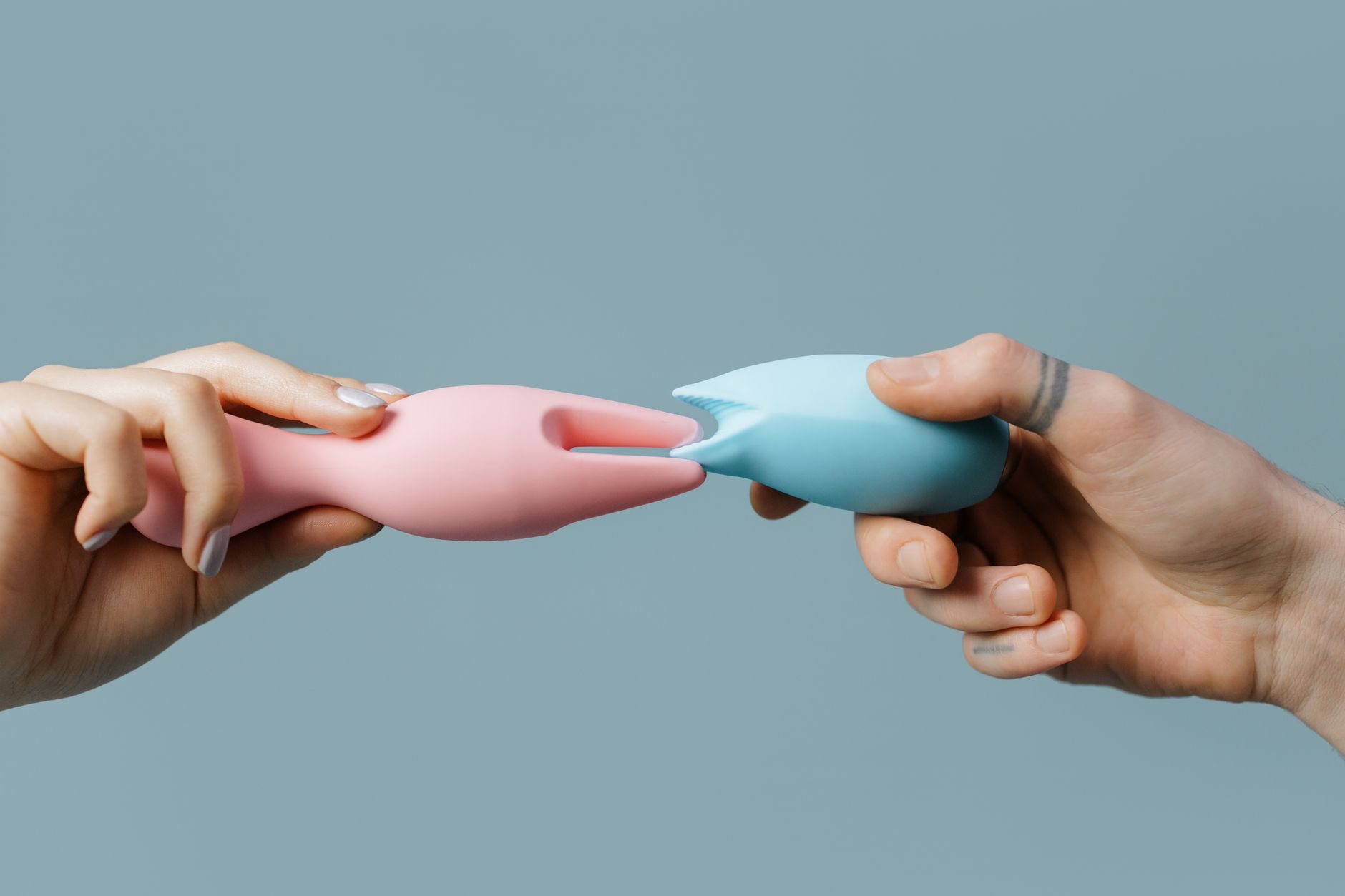 Verschillende kleurrijke siliconen vibrators in close-up, symbool voor diversiteit in seksueel welzijn