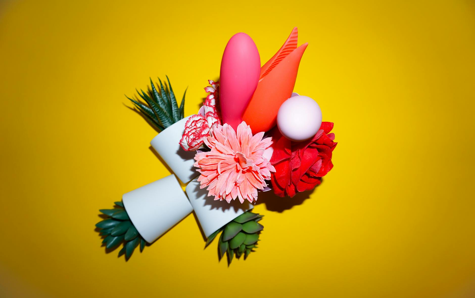 Creatieve compositie met een hand die een citroen vasthoudt tegen een gele achtergrond, met een frisse en citroenkwaliteit